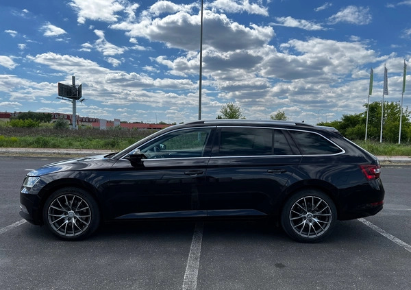 Skoda Superb cena 66000 przebieg: 224000, rok produkcji 2015 z Józefów małe 92